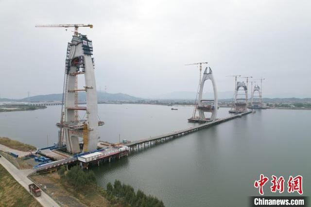 中铁大桥局清花高速项目建设进度正有序推进。陈新桥 摄