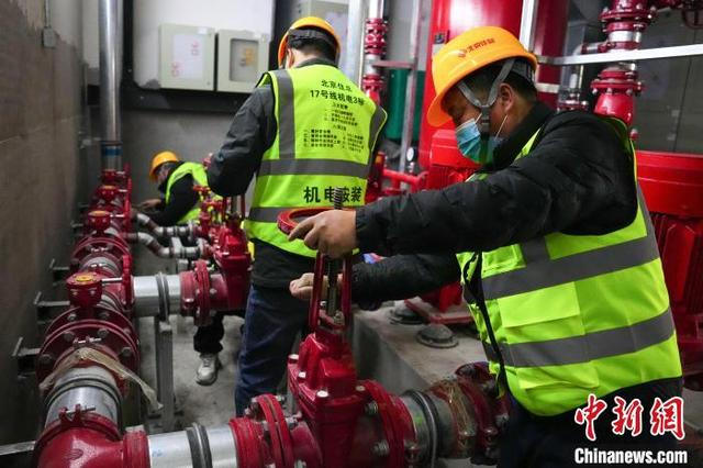 2月7日，工人在北京地铁17号线永安里站内进行施工。中新社记者 赵文宇 摄