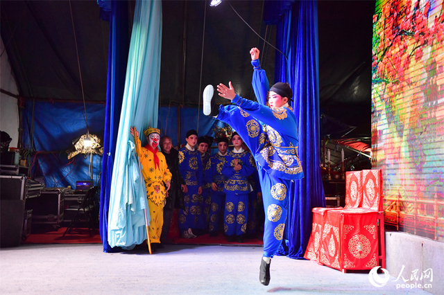 舞台上，年轻的弋阳腔演员正在表演。人民网记者 时雨摄