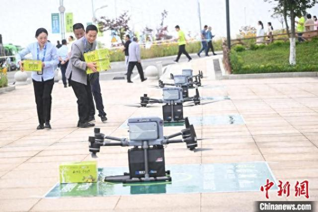 资料图为重庆巫山通过“空空联运”运载脆李。张旭 摄