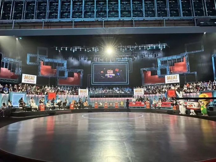 ▲《开播！短剧季》在“视界一号”摄影大棚录制