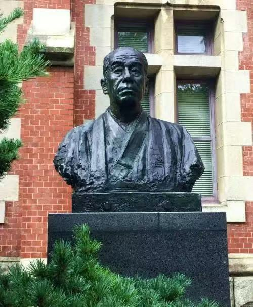 三田校区内的福泽谕吉像