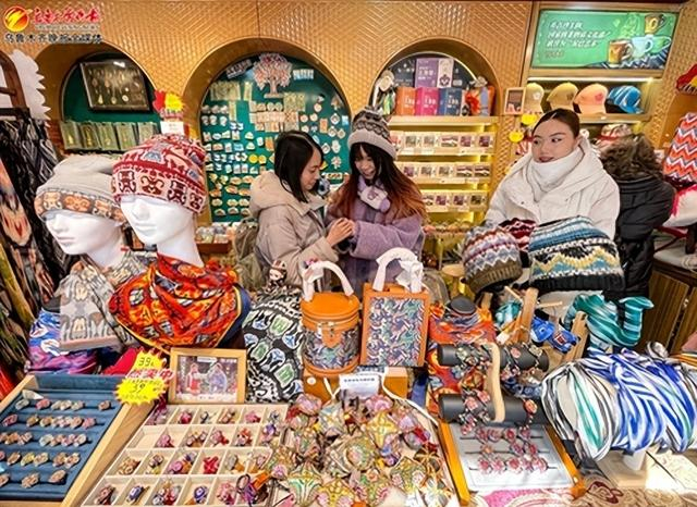 　　2月6日，在大巴扎景区，来自广东的游客在一家文创品店选购文创礼品。记者米热扎提·木塔力甫摄