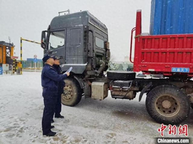 图为二连海关关员正在验放边民互市贸易区入境车辆。 郭纳 摄