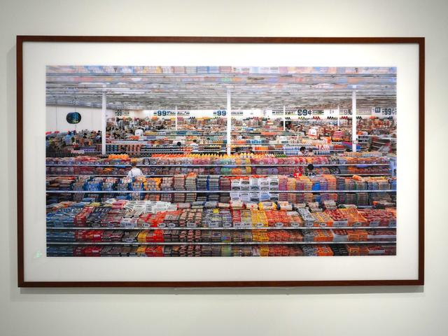 德国摄影师安德烈·古斯基是贝歇夫妇的学生，图为他的代表作《99美分》（1999年），是世界上最昂贵的摄影作品之一