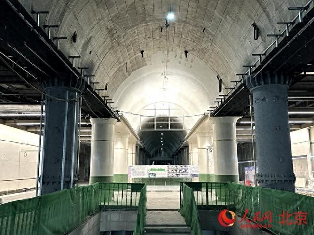 地铁17号线中段永安里站已开展车站装修工作。人民网记者 董兆瑞摄