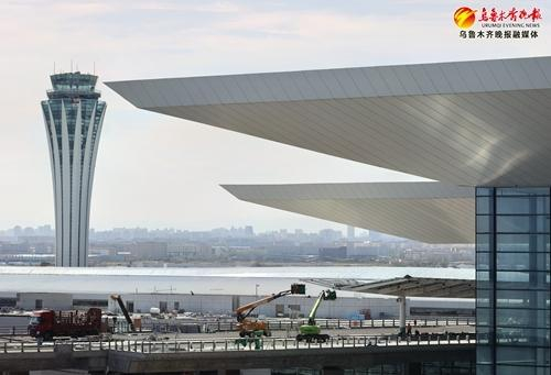 　　乌鲁木齐机场改扩建航站楼项目与高耸的指挥塔遥相呼应，新建塔台项目建筑高度99.9米，呈“小蛮腰”形态。 资料图片