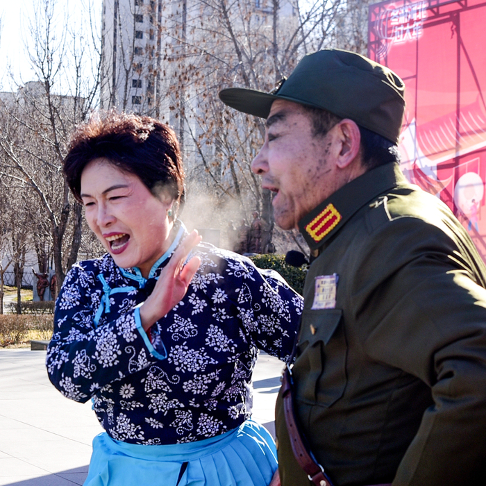 2月7日，河北石家庄，市民在栾城区人民广场表演中呼出“白气”