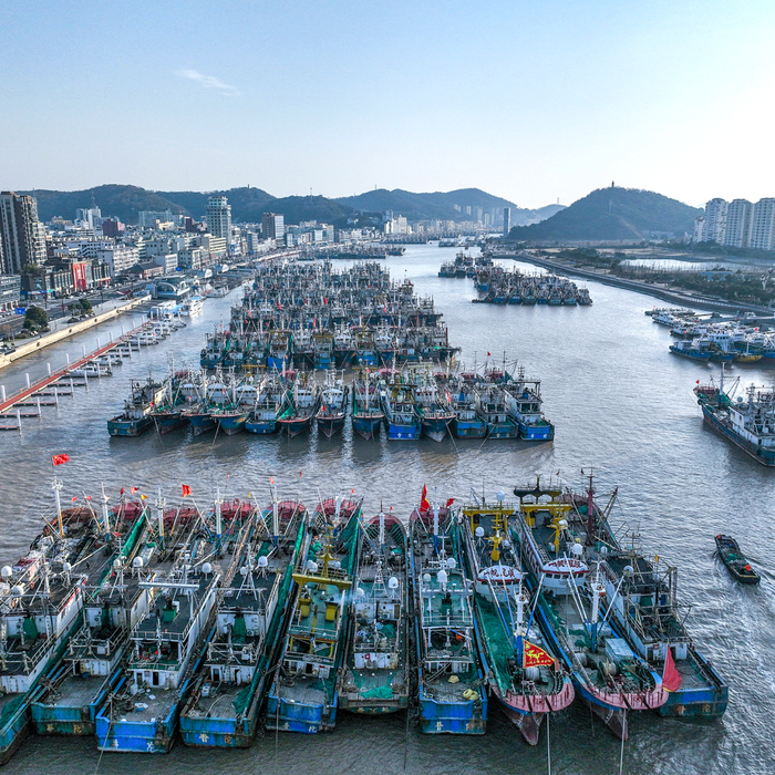 2月7日，受冷空气影响，浙江省舟山市普陀区沈家门渔港内停泊着大批渔船，躲避寒潮大风大浪天气。