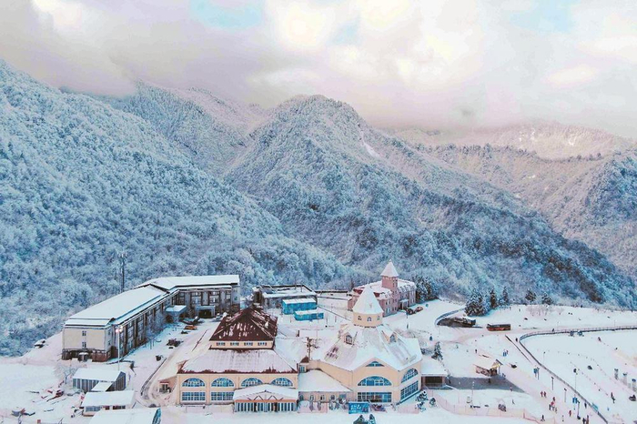     游客在成都体验冰雪乐趣。