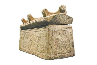 　　东汉斑竹林画像石棺上的伏羲女娲交尾图（宜宾市博物院）。
