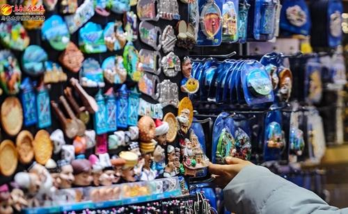 　　形态多样、种类丰富的冰箱贴受青睐。（2月6日摄）记者米热扎提·木塔力甫摄