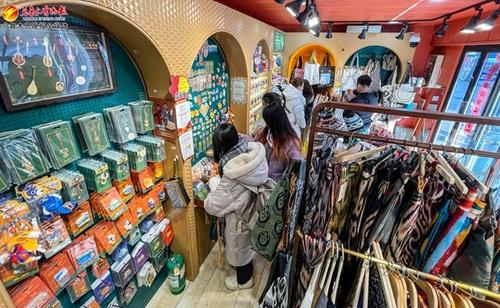 　　文创品店里形态多样、种类丰富的文创产品吸引着游客的目光。（2月6日摄）记者米热扎提·木塔力甫摄