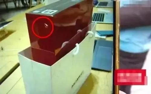 ▲电脑包装破损（视频截图）