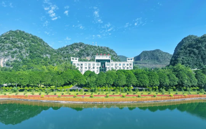 ▲广西华银铝业有限公司办公区被绿水青山环绕着。