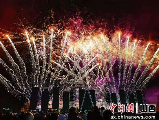 张壁古堡电音节烟花秀。 介休市委宣传部供图