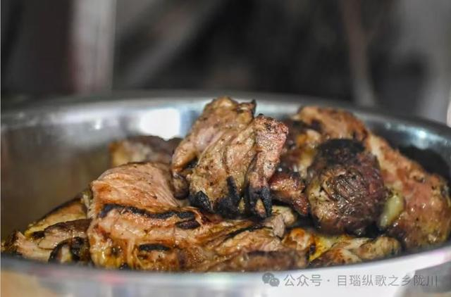 烤五花肉。图片来源：目瑙纵歌之乡陇川