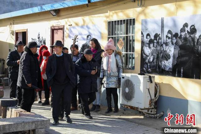 图为来自各地的民间艺人汇聚“艺人之家”。 何五昌 摄 
