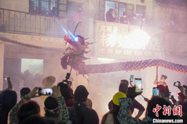 2月8日，具有1000余年历史的舞炮龙活动在“中国炮龙之乡”广西南宁市宾阳县震撼上演。图为活动现场。陈冠言 摄