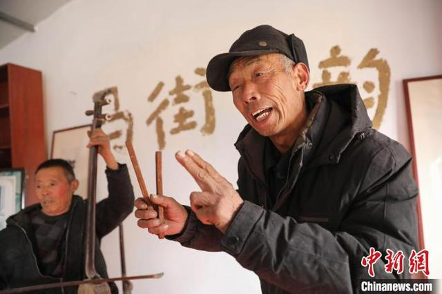 图为民间艺人在“艺人之家”表演河南坠子。何五昌 摄 