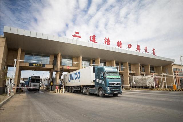 一辆满载货物的货车驶出二连浩特公路口岸。郭鹏杰 摄