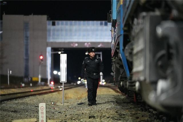 二连出入境边防检查站移民管理警察正在对夜间出境列车进行查验。郭鹏杰 摄