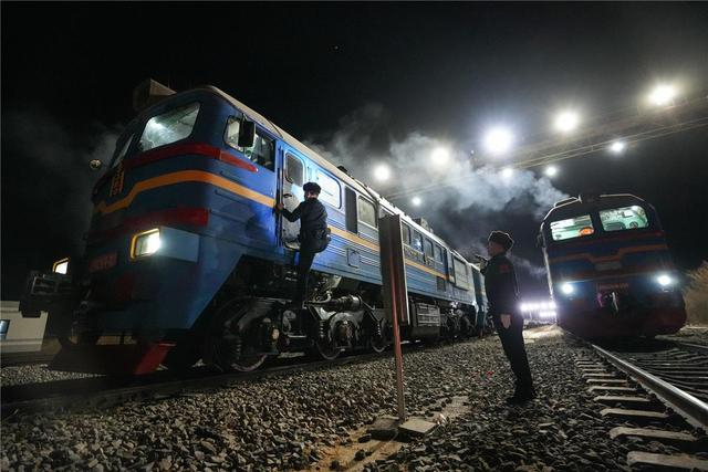 二连出入境边防检查站移民管理警察正在对夜间出境列车进行查验。郭鹏杰 摄
