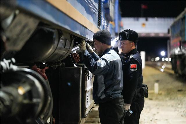 二连出入境边防检查站移民管理警察正在对夜间出境列车进行查验。郭鹏杰 摄