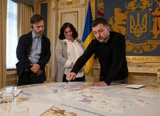 泽连斯基向记者展示乌克兰矿产资源分布图。图源：环球时报