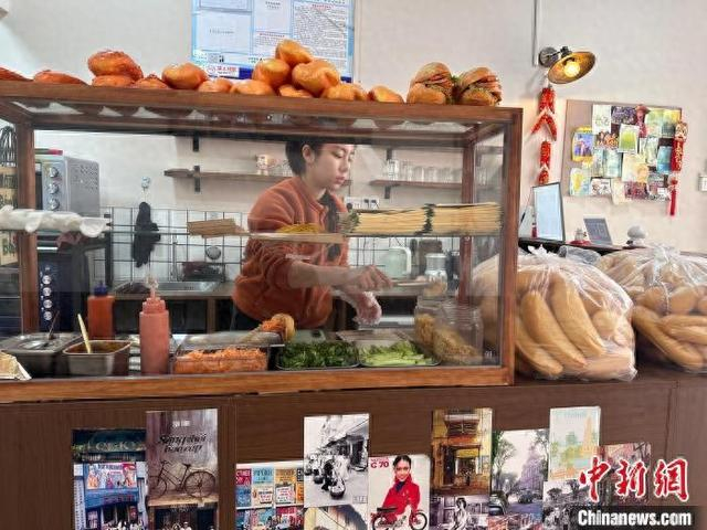 图为阮氏雪贞制作越南传统法棍面包。受访者供图。