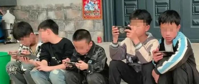 过年农村最痛心的一幕：农村孩子正在加速下坠……