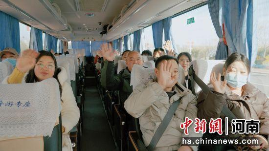 图为务工人员登车启程。