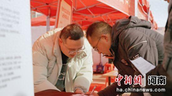 图为用人单位介绍企业情况。