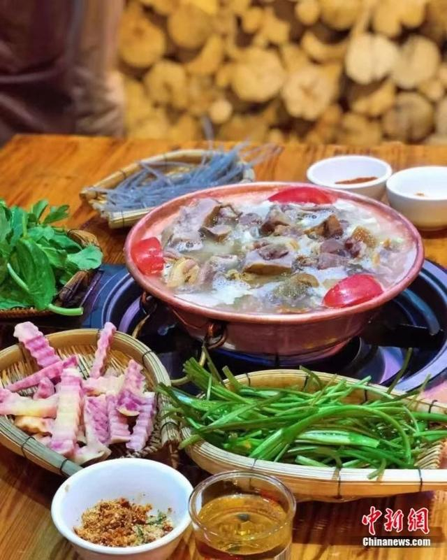 图为腊排骨火锅。图源：丽江发布