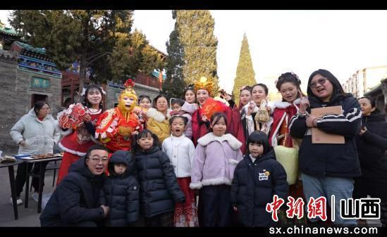 后土庙迎春庙会为游客带来别具一格的新春出游体验。 介休市委宣传部供图