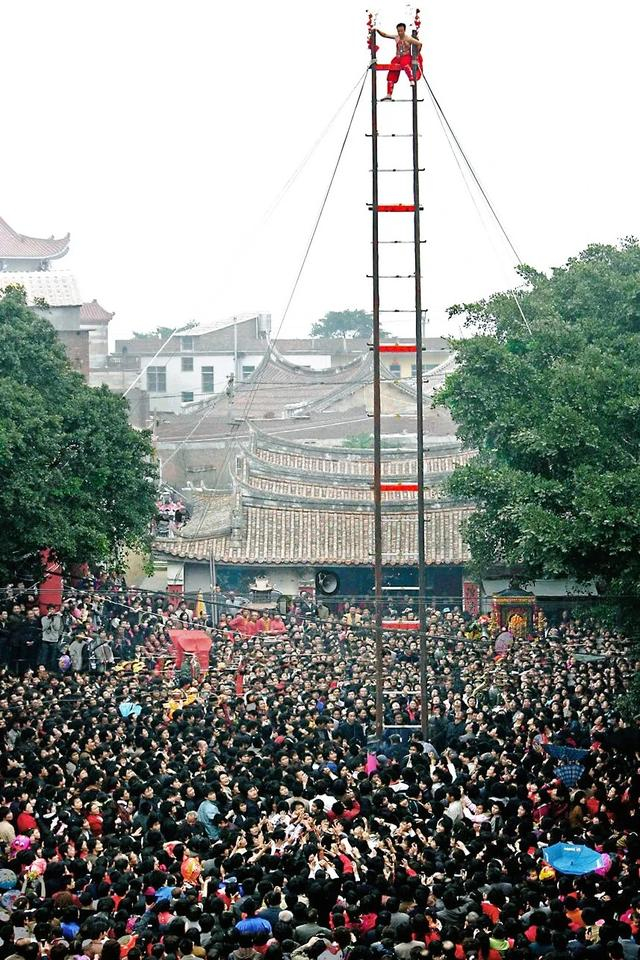 莆田爬刀梯闹元宵习俗已有500多年历史，以惊、奇、险重现英勇无畏的抗倭精神。陈英 摄