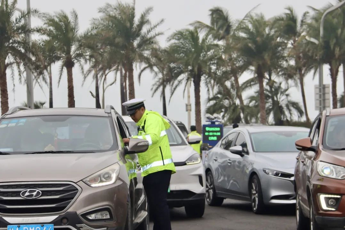 海口公安交警对过往车辆进行查验、分流。