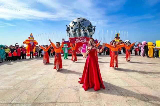 北海银滩精彩纷呈的活动引来众多游客。来源：北海银滩微信公众号