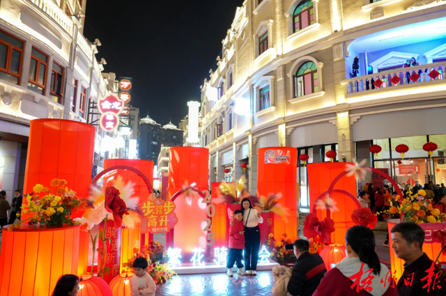 梧州骑楼城各种造型优美的创意灯饰吸引市民游客合影留念。何鎏 摄 来源：梧州日报