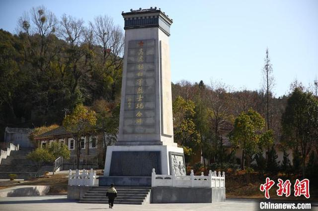2月8日，江西广昌县高虎脑红色景区广场上巍然耸立着高虎脑红军烈士纪念碑。记者 刘占昆 摄