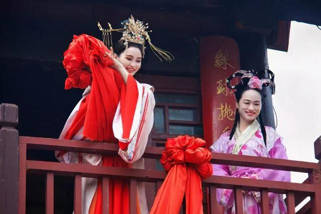 李旭英扮演丫鬟。（右） 赵倩倩摄