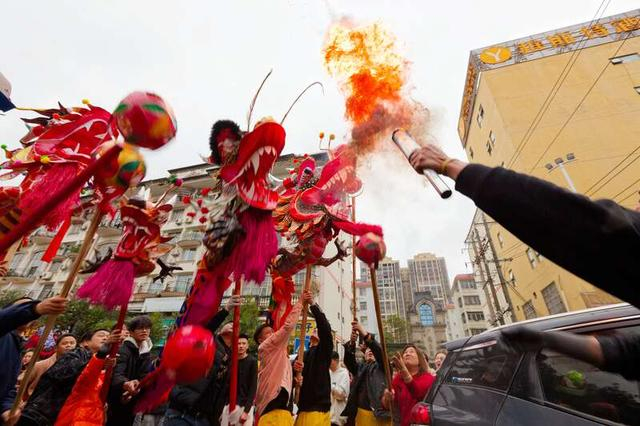 2月7日，广西南宁市宾阳县，炮龙队伍在县城街道上游行。江畅/摄