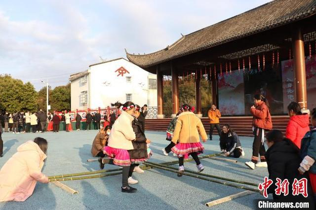 2月8日，蕉城区金涵畲族乡上金贝村的广场上，小朋友们跳起竹竿舞。中新网记者 叶茂 摄