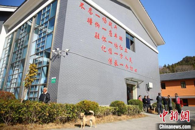 2月8日，春日暖阳下，江西广昌县驿前镇贯桥村村民在高虎脑战役展览馆旁拉家常。记者 刘占昆 摄