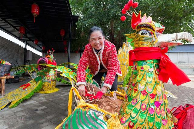 2月8日，广西南宁市宾阳县，一位手艺人正在制作彩凤。江畅/摄