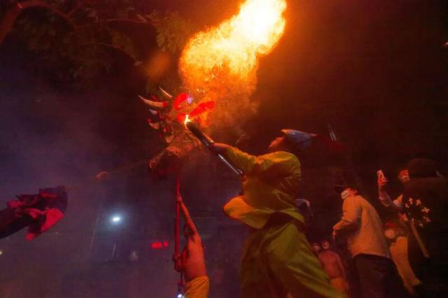 2月8日，广西南宁市宾阳县，群众通过舞炮龙、炸炮龙等活动来庆祝炮龙节。江畅/摄