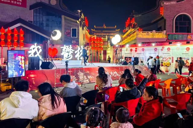 1月29日晚，市民在万花楼文旅综合城看音乐会。蒋金泰 摄 来源：玉林发布