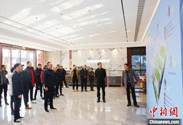 2月8日，2025年蕉城区“新春走基层”主题活动走进蕉城区金涵畲族乡。图为参观蕉城区北部电商园。中新网记者 叶茂 摄