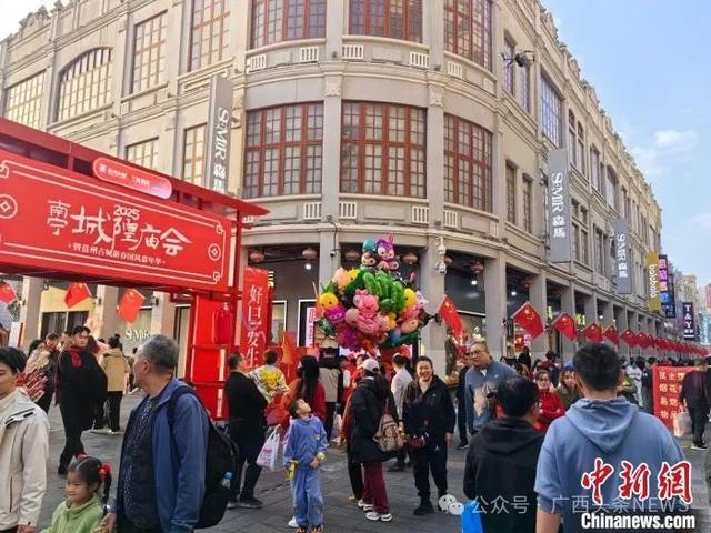 图为邕州古城·三街两巷南宁城隍庙会吸引众多市民和游客消费。林浩 摄