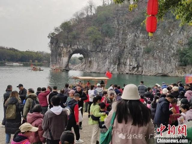 1月29日，大年初一，桂林城徽象鼻山下游人如织。莫沅霓 摄